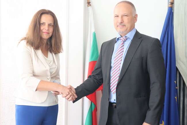  Областна администрация Стара Загора: Новият областен управител Ива Радева прие днес печата на областния управител от предшественика си Иван Чолаков