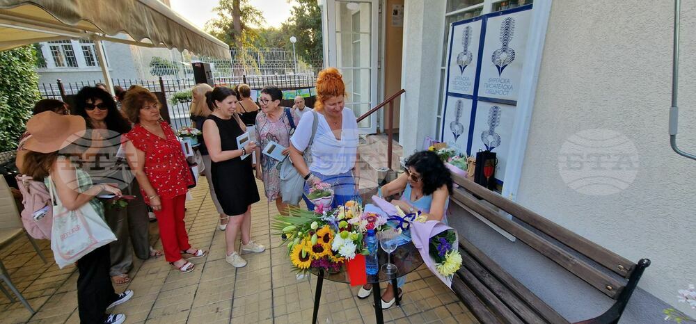 "Пеперуди през зимата" е новата стихосбирка на Елка Василева