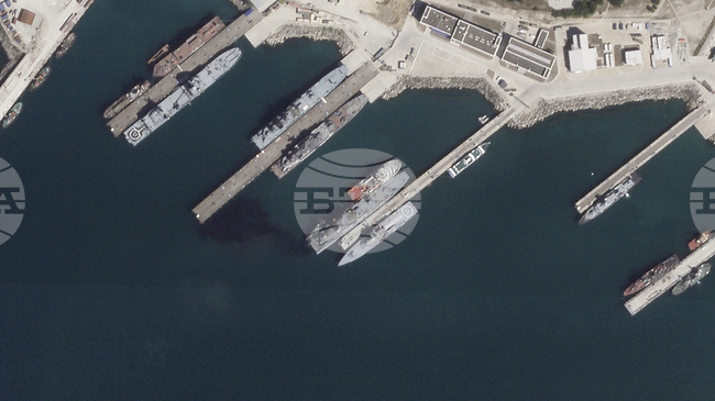 Украйна порази в първата атака с подводни дронове руска подводница в пристанище Новоросийск