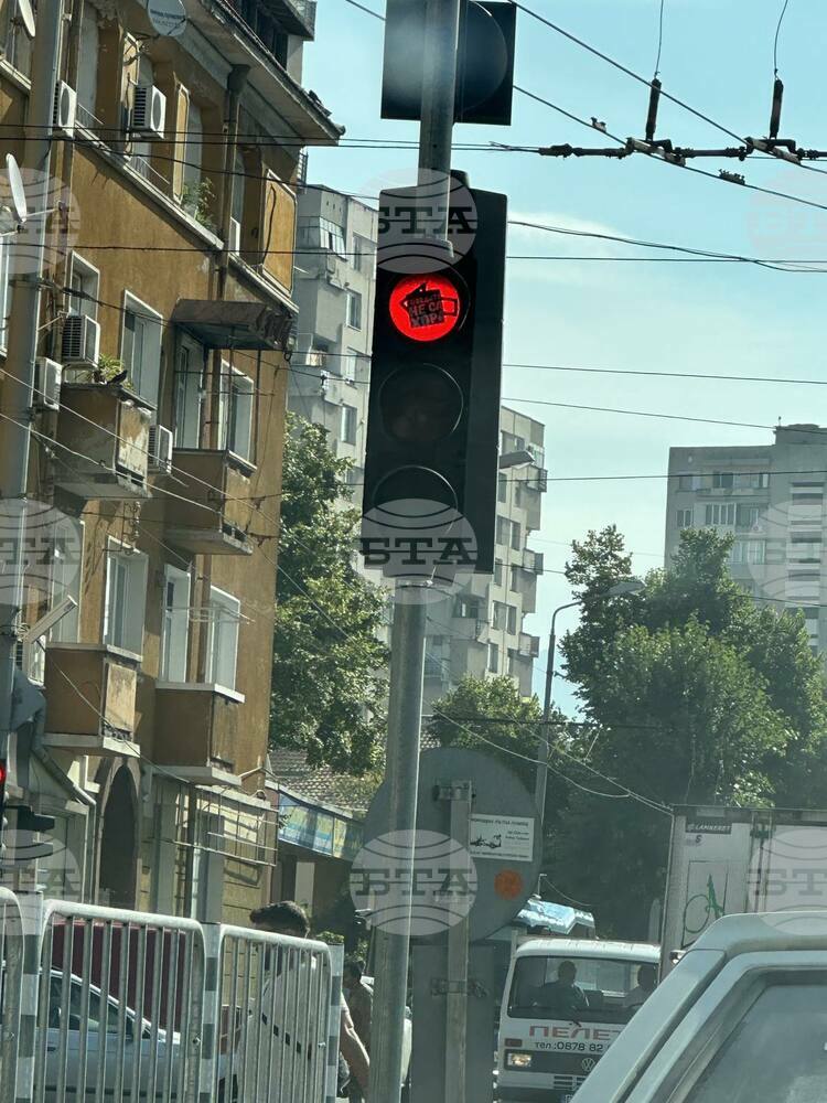 Неизвестен е залепил стикери на светещите полета на светофари в Сливен