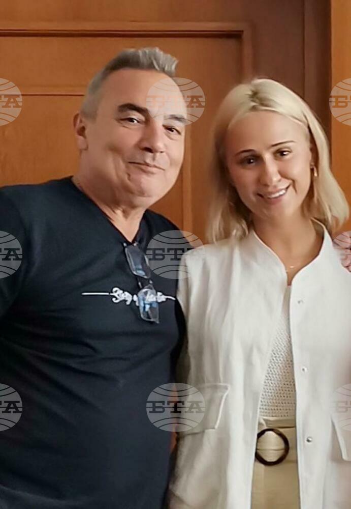 Министър Кръстю Кръстев разговаря с Мария Бакалова, първата българска актриса, отличена с номинация за престижната световна награда „Оскар“
