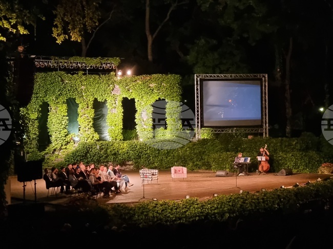 Спектакълът „За любовта…“ по текстове на Яна Борисова ще се играе отново в Летния театър във Варна