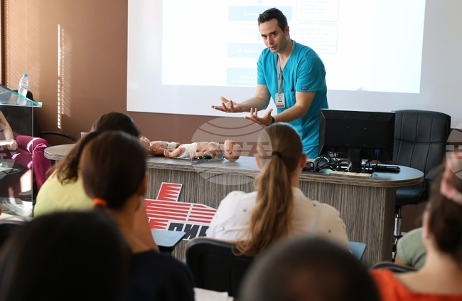 Лятна академия за родители "Първа помощ за малките герои" започва в "Пирогов"