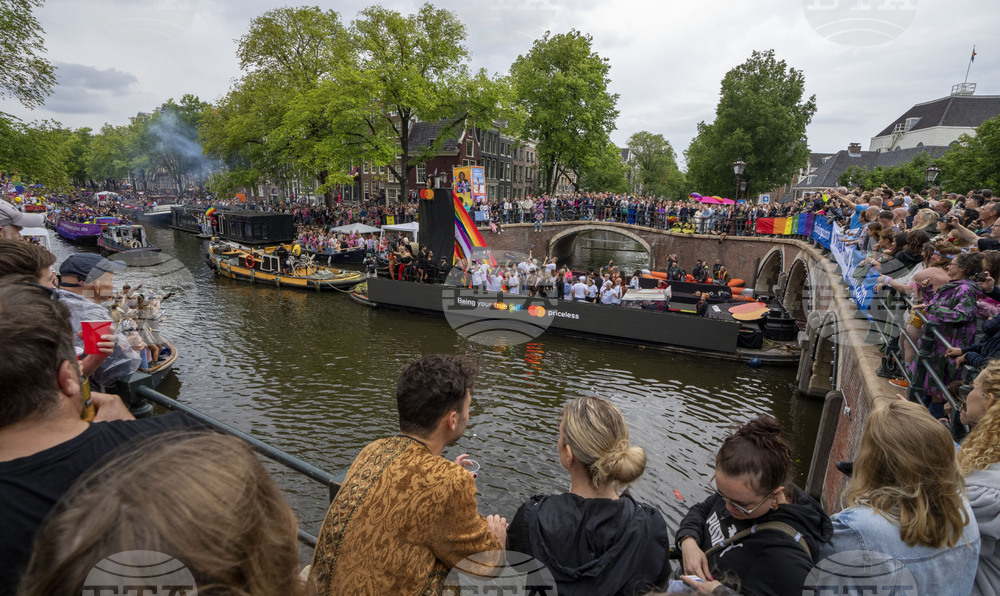 Френски художник протестира срещу климатичната криза с впечатляващи червени фигури в каналите на Амстердам 