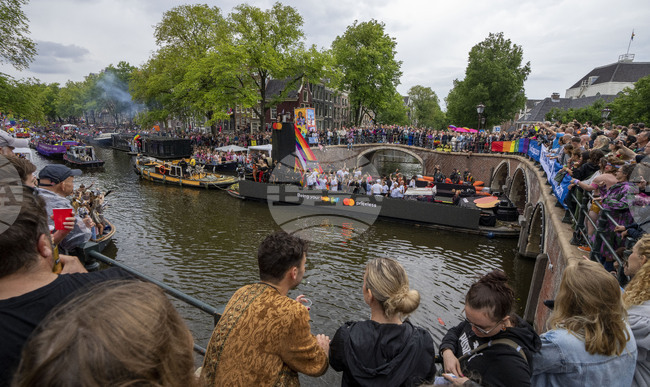 Френски художник протестира срещу климатичната криза с впечатляващи червени фигури в каналите на Амстердам 