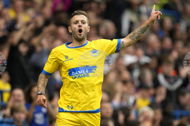 Бивш играч на Арсенал пое Лутън