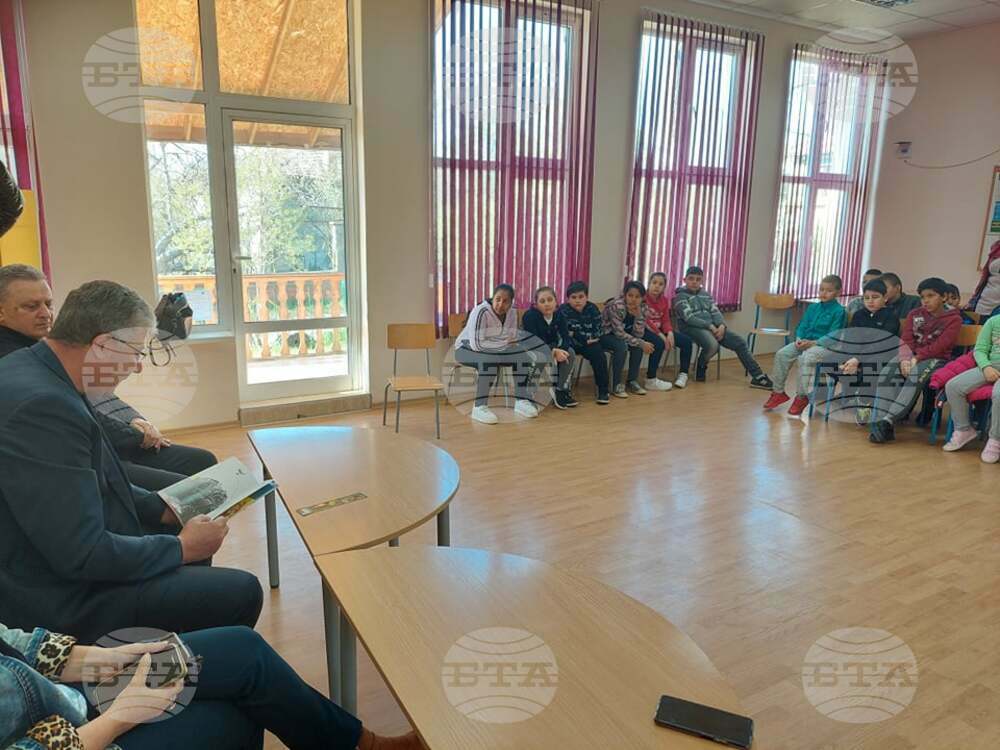 Кметът на община Тунджа чете на ученици в село Роза в „Походът на книгите“