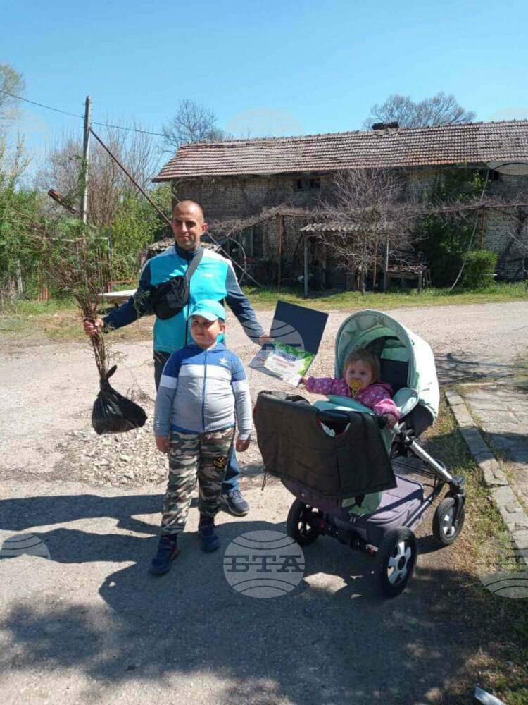 В екоинициативата "Алея на новия живот" в Димитровград 55 жители ще засадят фиданки