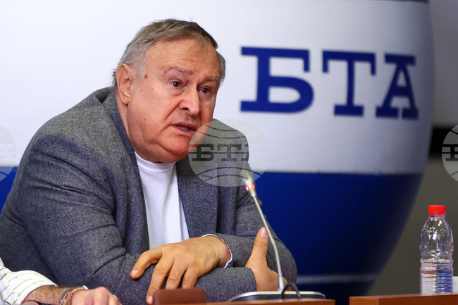 Професиите на журналистите, учените, учителите и на лекарите няма да изчезват заради изкуствения интелект, каза за БТА акад. Чавдар Руменин 