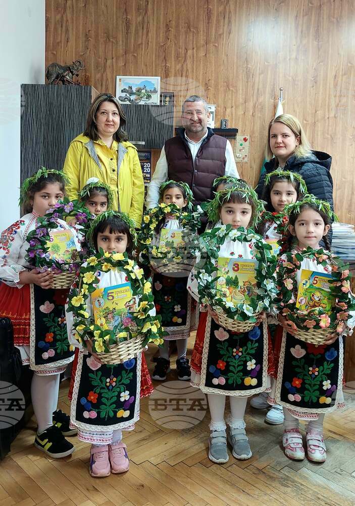 Лазарки поздравиха ръководството на община Исперих