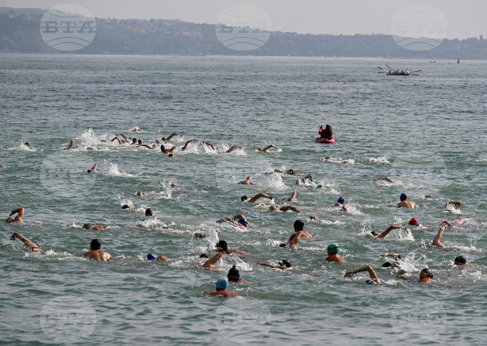 Дарен Кирилов и Калина Николаева спечелиха плувния маратон Галата - Варна при мъжете и жените