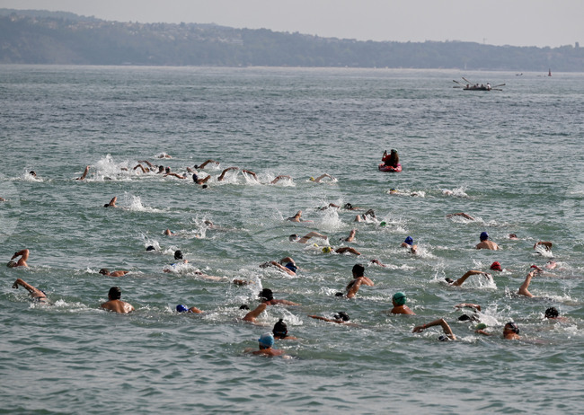 Дарен Кирилов и Калина Николаева спечелиха плувния маратон Галата - Варна при мъжете и жените