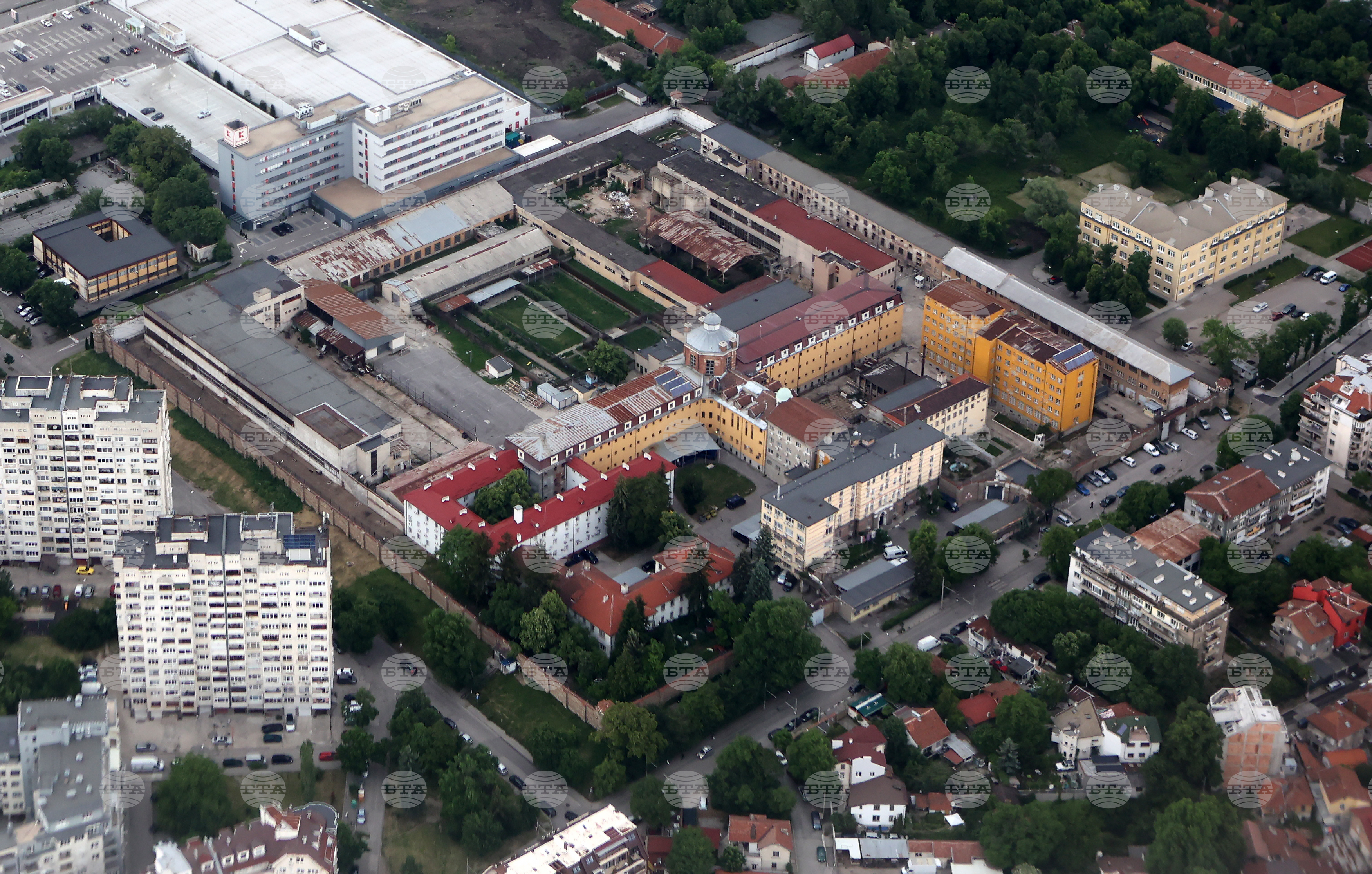 Bolgarski parlament umika sporni zakon, ameriška vlada pa se sooča s težavami zaradi zdravstvenih subvencij