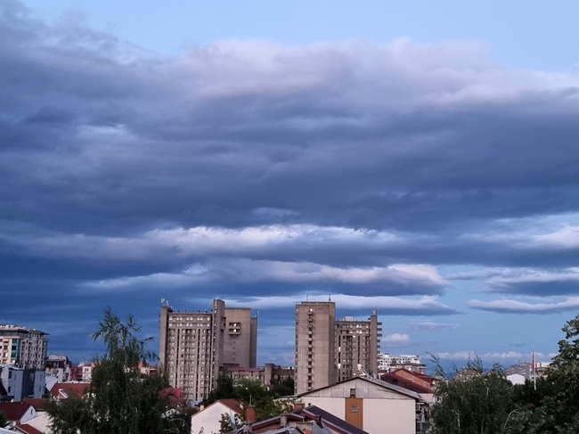 Обилни валежи повишиха нивата на реките в Северна Македония и доведоха до наводнения в района на Скопие