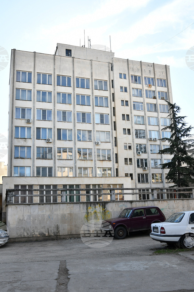 Пет автобуса в Монтана са повредени след нанасяне на удари с твърд предмет, полицията издирва извършителя