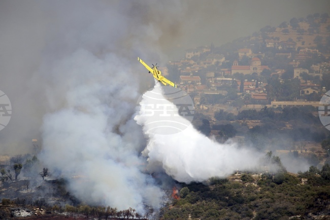 Голям пожар гори край кипърския град Лимасол, съобщава се за ранен, евакуации и опожарени жилища