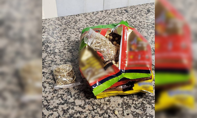 Четири килограма бижута, скрити в торбички със зърнени закуски, откриха на летище "Хенри Коанда" в Букурещ