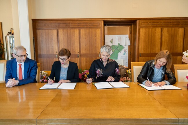 Споразумение за създаване на първото в България иновативно начално училище в сградата на Детски център „Музейко“ подписаха Столична община, Фондация „Америка за България“ и ХТМУ