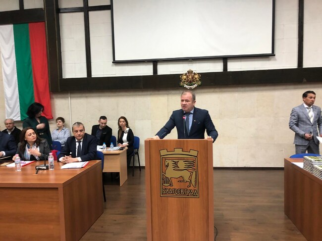 На днешното извънредно заседание на Общински съвет Благоевград бяха гласувани и постановени 6 решения.