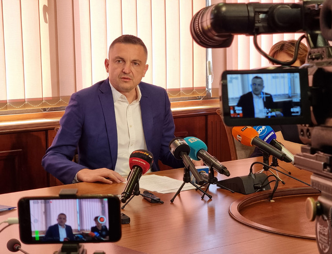 Кметът на Варна Иван Портних не е ходил на разпит за повдигнатото му обвинение за тръбопровода във Варненското езеро