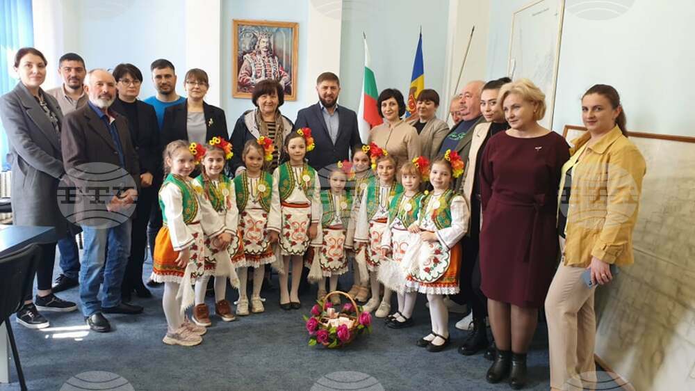 Лазарки гостуваха на кмета на град Тараклия