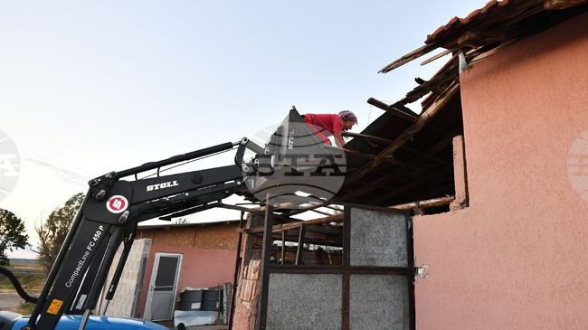 Продължава възстановяването на щетите след ураганния вятър в ямболското село Меден кладенец