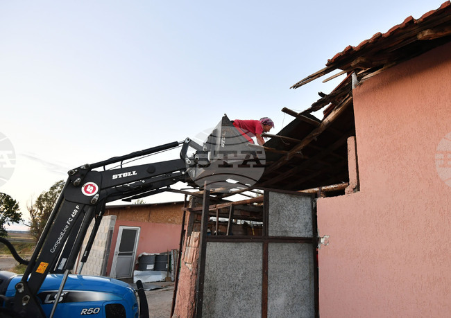 Продължава възстановяването на щетите след ураганния вятър в ямболското село Меден кладенец