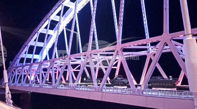 Близо 10 руски военни конвоя са напуснали Крим след маневри, съобщи армията