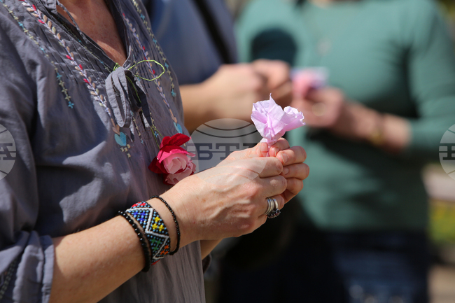 Как се ражда и въздейства думата „благодаря“, разказват филолог и психолог за БТА