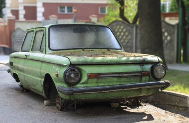 Община Ловеч продължава премахването на изоставените по улиците коли