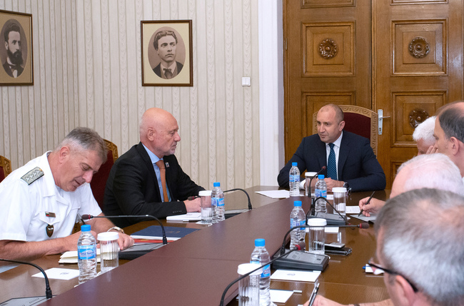 Президентът Румен Радев обсъди кадровото обезпечаване и модернизацията на Българската армия с министъра и началника на отбраната