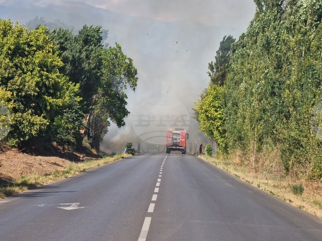 Движението по път Петрич – пътен възел „Петрич – Мелник“ е временно ограничено поради пожар