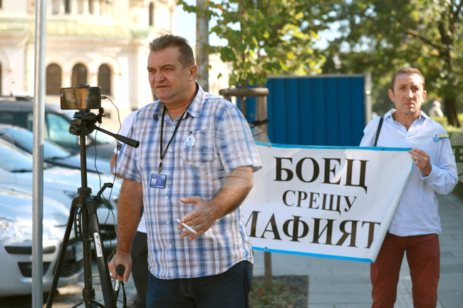 Парламен - протест - оставка