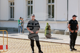 Парламен - протест - оставка