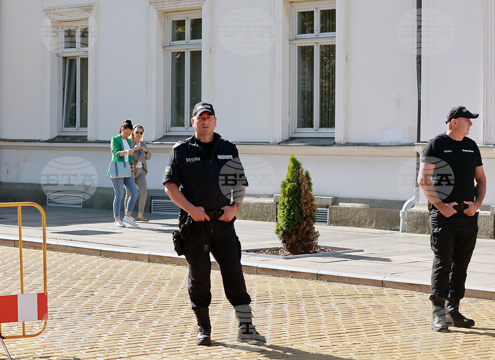 Парламен - протест - оставка