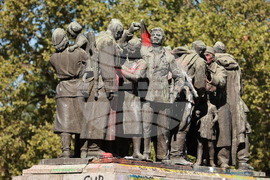 Паметника на Съветската армия - палатков лагер - „Левицата!“