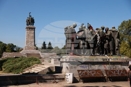 Паметника на Съветската армия - палатков лагер - „Левицата!“