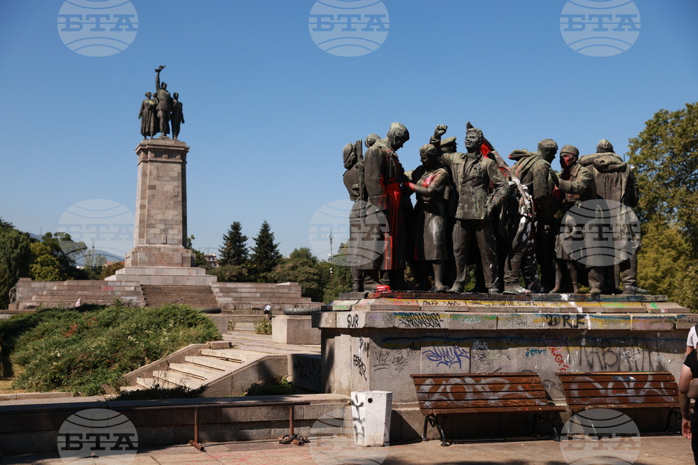 Паметника на Съветската армия - палатков лагер - „Левицата!“
