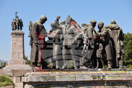 Паметника на Съветската армия - палатков лагер - „Левицата!“