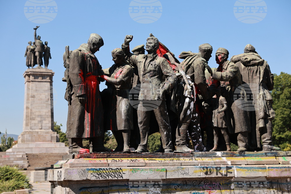 Паметника на Съветската армия - палатков лагер - „Левицата!“