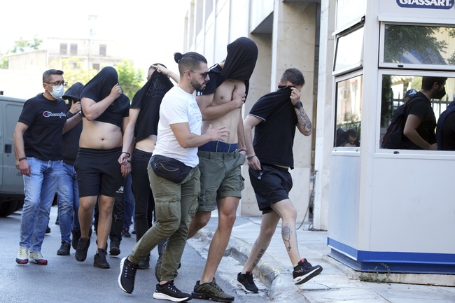 Гръцката съдебна власт повдигна обвинения срещу 104-те арестувани при сблъсъци между футболни фенове на Динамо Загреб и АЕК край Атина