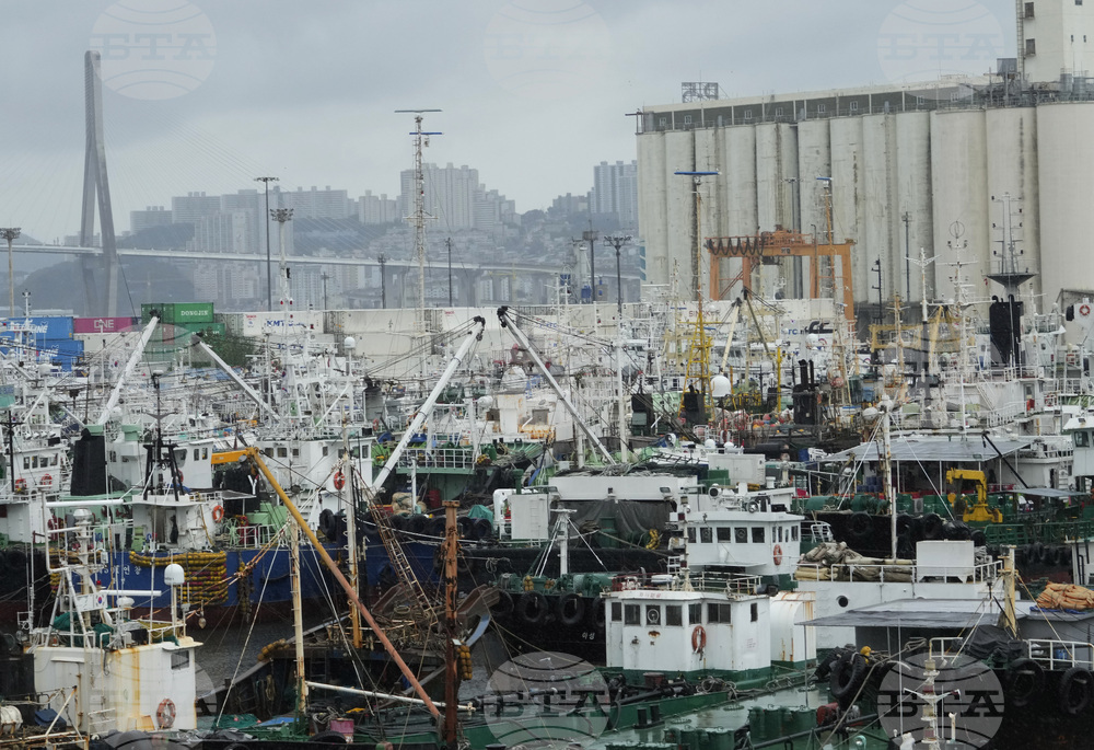 Южнокорейски ферибот с 260 пътници заседна, след като се удари в скалист остров
