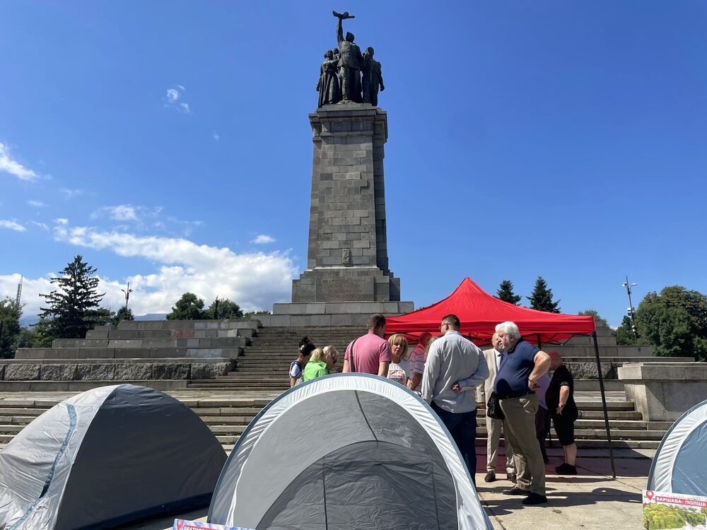 „ЛЕВИЦАТА!“ с палатков лагер в защита на Паметника на Съветската армия