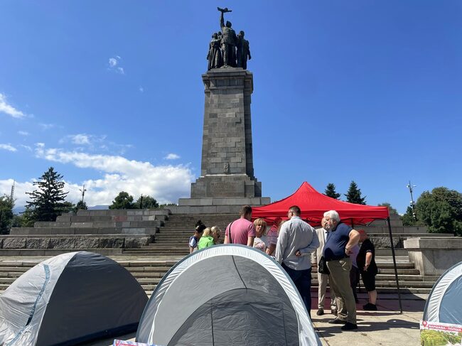 „ЛЕВИЦАТА!“ с палатков лагер в защита на Паметника на Съветската армия
