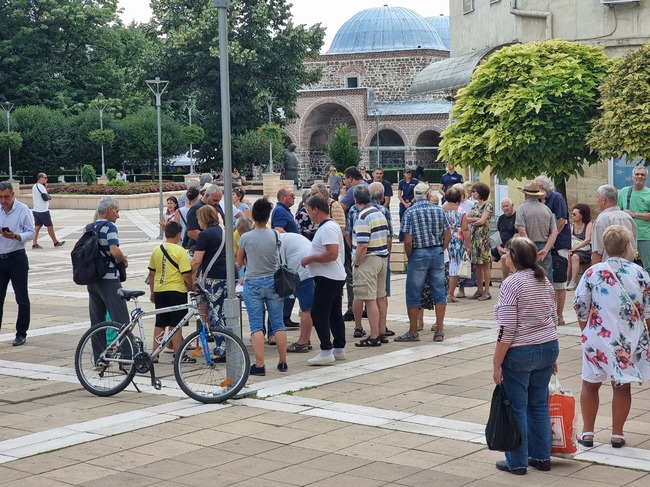В Ямбол излязоха на протест срещу базиране на многонационален дивизионен щаб на НАТО край града