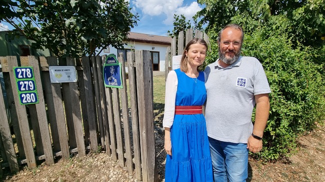 Румънци правят хартия от дънки и чехли от папур в Комана