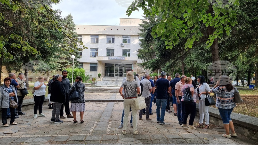 Протестиращи в подкрепа на кмета на Генерал Тошева се събраха пред сградата на полицията в Добрич