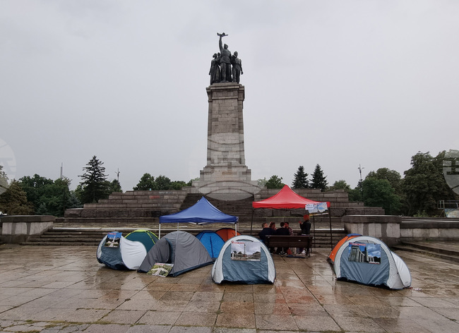 Паметник на Съветската армия - палатков лагер