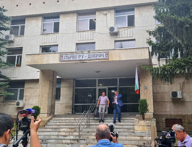 Кметът на Генерал Тошево излезе от районното полицейско управление при протестиращите в негова защита