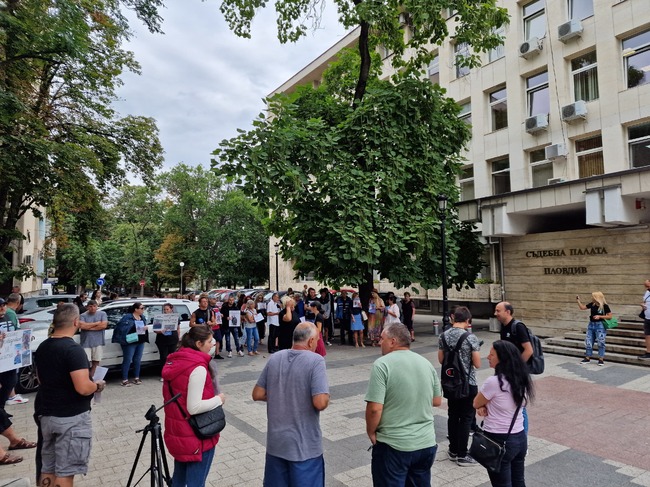 Жители на Цалапица и близки на убитото момче Димитър Малинов протестираха пред Съдебната палата в Пловдив